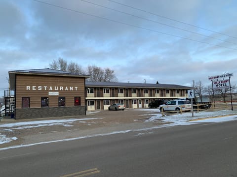 Jolly Giant Pub & Motel Hotel in Saskatchewan