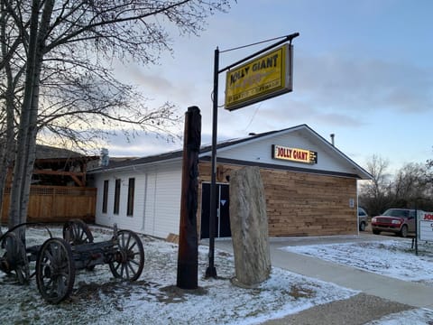 Jolly Giant Pub & Motel Hotel in Saskatchewan