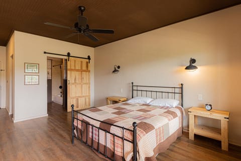 -Pet Friendly- Miners Cabin #5 -Two Double Beds - Private Balcony Campingplatz /
Wohnmobil-Resort in Tombstone