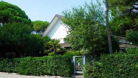 Property building, Facade/entrance, Garden