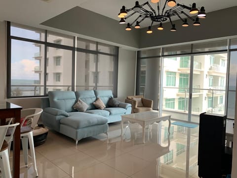 Bay Resort Condominium, 7, Beach-front Sea view, 6-8 PAX Apartment in Sarawak, Malaysia