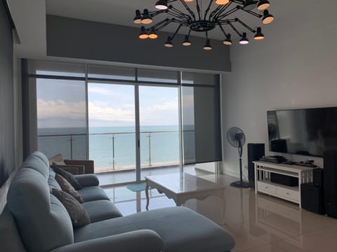 Bay Resort Condominium, 7, Beach-front Sea view, 6-8 PAX Apartment in Sarawak, Malaysia