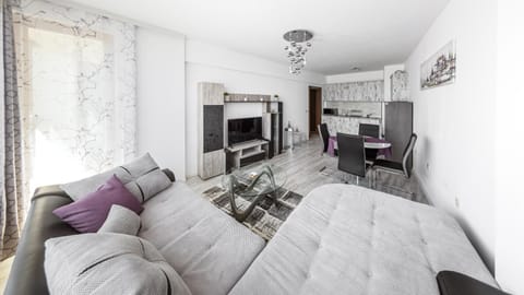 NEXT TO GONDOLA. Cosy & Elegant 2 Bedroom apartment in Neon Complex Condominio in Bansko