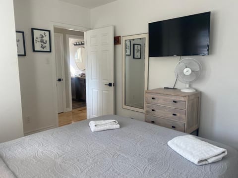 Clearbrooke Gem- Bright Private Bedroom close to YYZ Vacation rental in Toronto