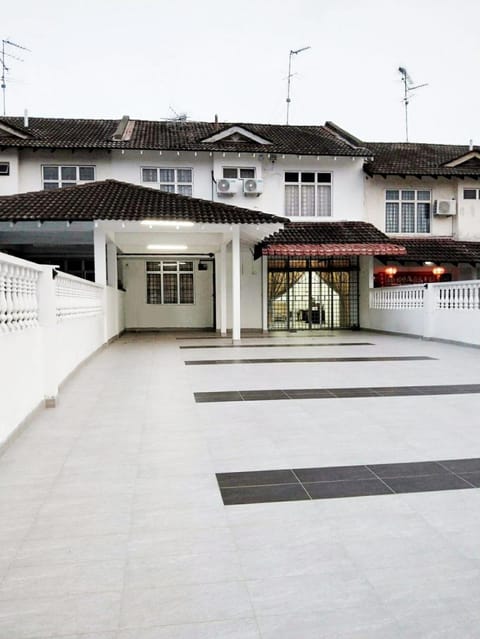 12 to 16 Guests Homestay - Happy Home Taman Bukit Kempas Casa in Johor Bahru