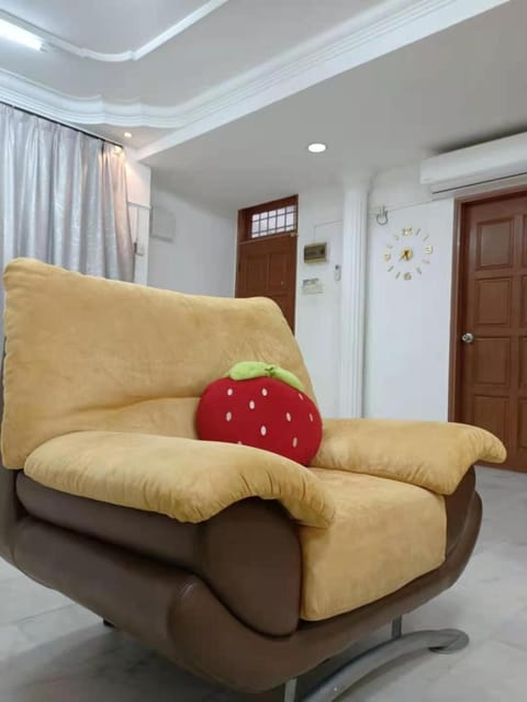 12 to 16 Guests Homestay - Happy Home Taman Bukit Kempas Casa in Johor Bahru