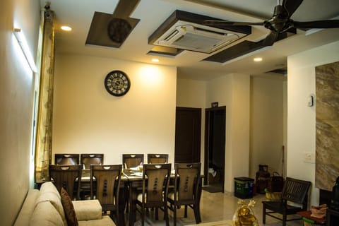 Restaurant/places to eat, Meeting/conference room