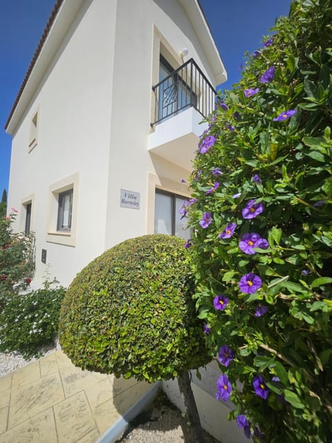 Modern 3 bedroom villa, pool and close to golf course Chalet in Kouklia