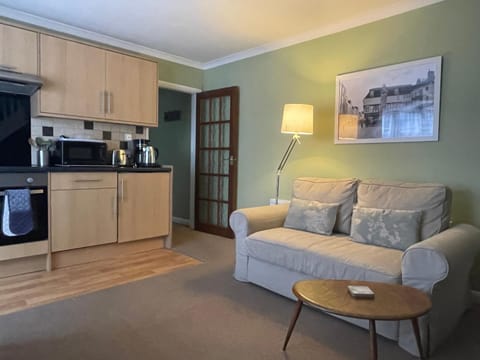 Comfortable and spacious apartment with parking Apartment in Canterbury