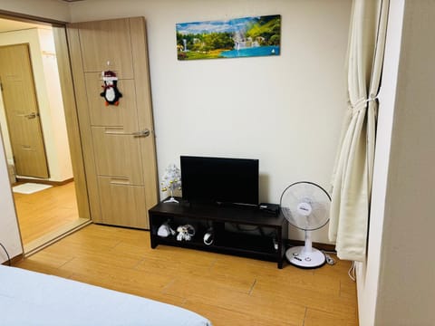 TV and multimedia, Photo of the whole room, Bedroom