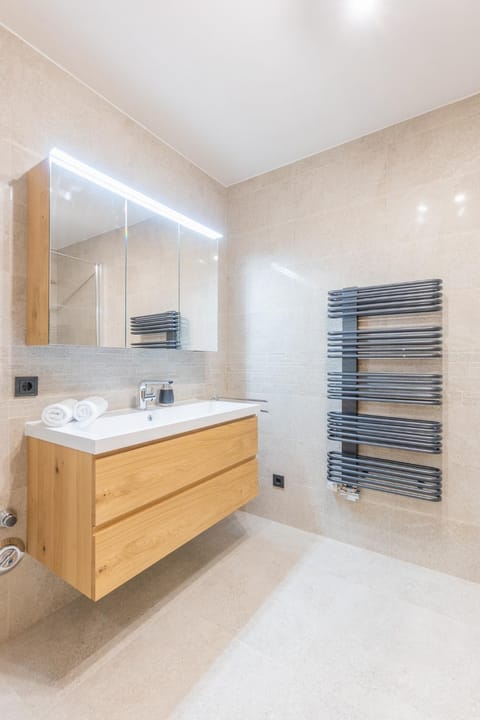 Bathroom, towels