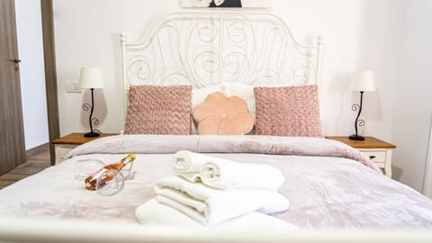 Bed, Photo of the whole room, Decorative detail, Bedroom, cot, towels