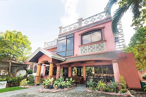RedDoorz at Coco Grove Tourist Inn Hotel in Central Visayas