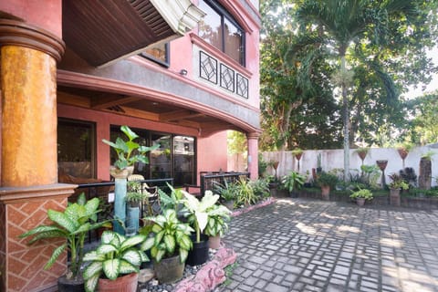 RedDoorz at Coco Grove Tourist Inn Hotel in Central Visayas
