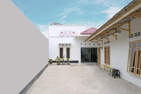 OYO 1185 Sachila Residence Syariah Hotel in Padang