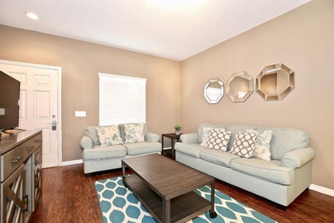 Luxury 3 Bedroom Townhouse, Comfortable Sleeps 8 Super Close To Disney! House in Four Corners