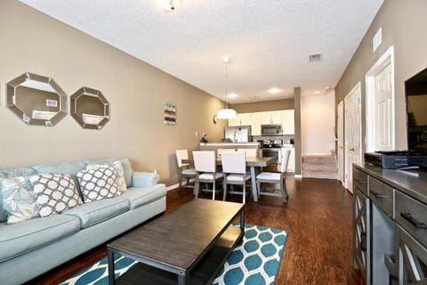 Luxury 3 Bedroom Townhouse, Comfortable Sleeps 8 Super Close To Disney! House in Four Corners