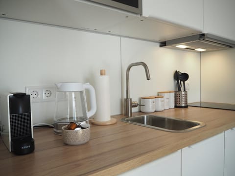 Coffee/tea facilities, Kitchen or kitchenette, minibar, stove