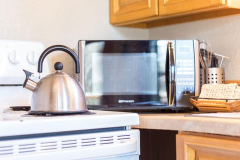 Coffee/tea facilities, minibar, stove