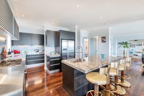 TV and multimedia, Coffee/tea facilities, Kitchen or kitchenette, Lounge or bar, Dining area, Communal kitchen