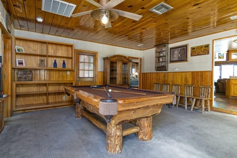 Billiard, Game Room
