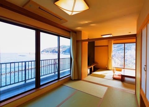 南熱海・網代温泉 磯料理海辺の湯の宿 平鶴（ひらつる） Ryokan in Shizuoka Prefecture