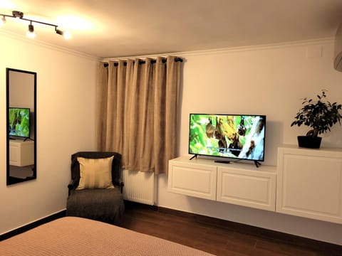 Bed, TV and multimedia, Bedroom