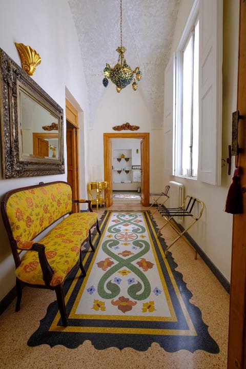 Facade/entrance, Photo of the whole room, Decorative detail