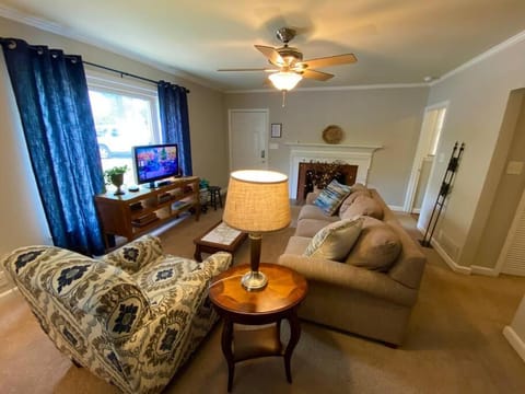 Charming Condo Near Downtown, NCSU and PNC Arena Apartment in Raleigh