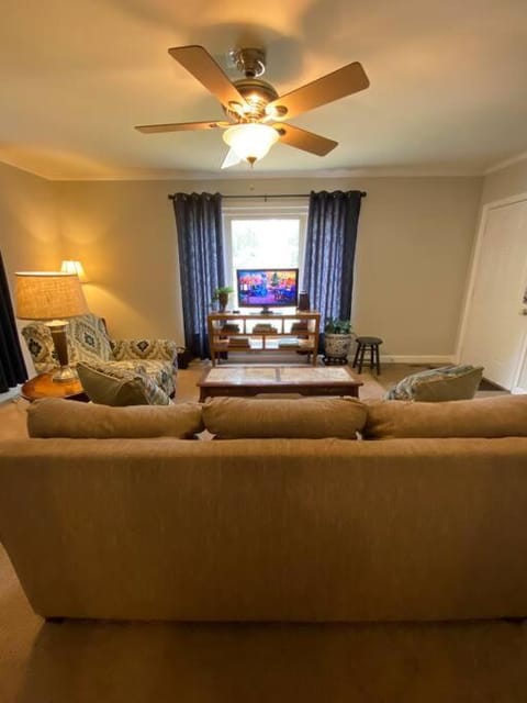 Charming Condo Near Downtown, NCSU and PNC Arena Apartment in Raleigh