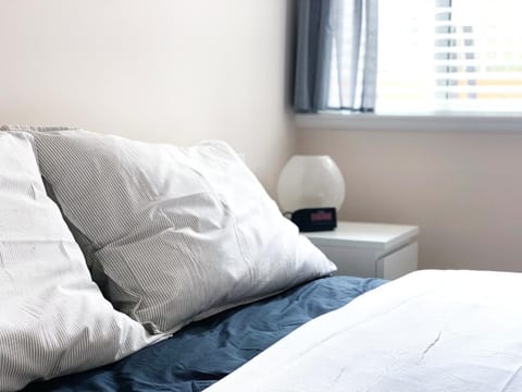 Bed, Decorative detail, Seating area, Bedroom