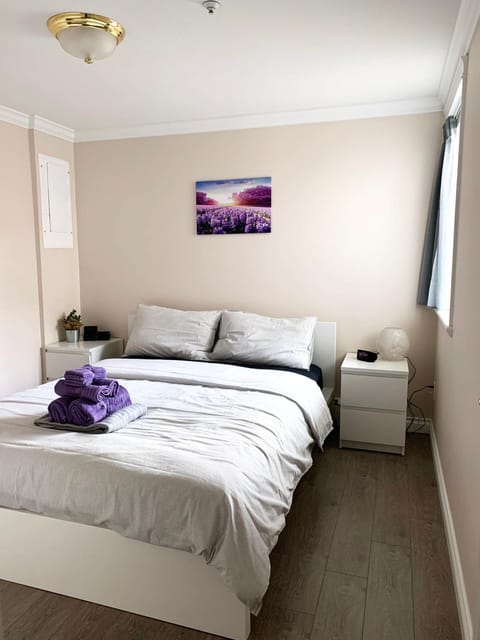 Bed, Photo of the whole room, Decorative detail, Bedroom