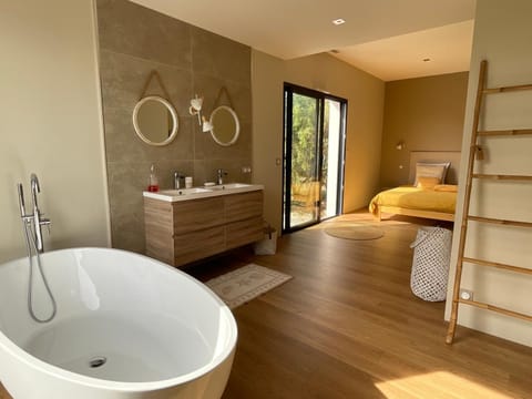 Shower, Bed, Natural landscape, Bathroom, Bedroom, Garden view, Bath