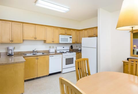 Kitchen or kitchenette, Dining area, dishwasher, minibar, pet friendly, stove, toaster