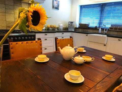 Coffee/tea facilities, Kitchen or kitchenette, Decorative detail, Seating area, Dining area, Food, Meals, Drinks