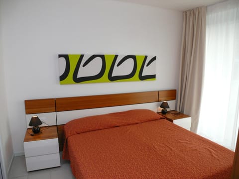 Bed, Photo of the whole room, Decorative detail, Bedroom