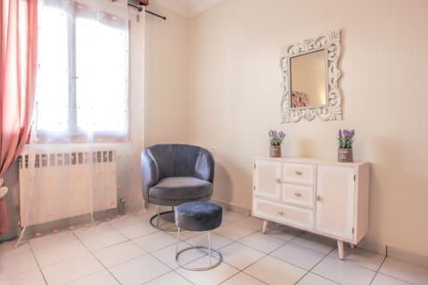 Library, Living room, Seating area