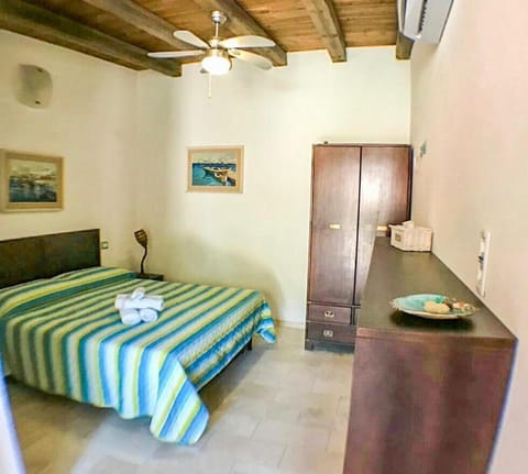 Guest House Villa Verde - Short Term Room Rentals Bed and Breakfast in Sardinia