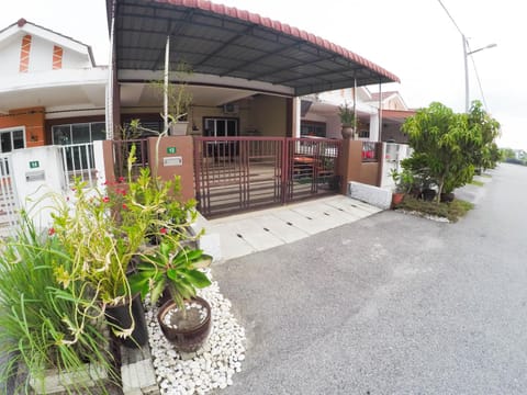 D HOMESTAY SERI ISKANDAR Vacation rental in Perak Tengah District