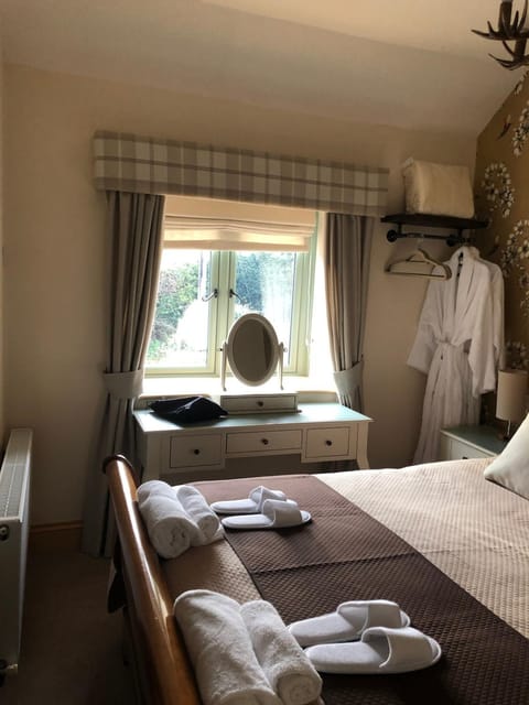 Romantic Cottage with Wood-fired Hot tub and Outdoor Pizza Oven House in Wales