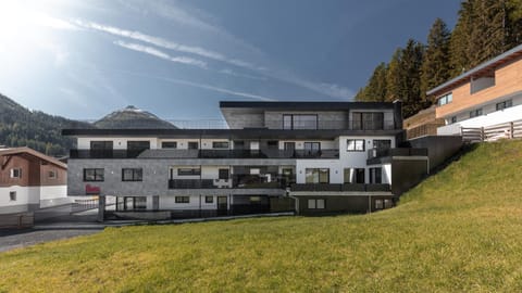 Property building, Spring, Day, Natural landscape, Summer, Photo of the whole room, Mountain view