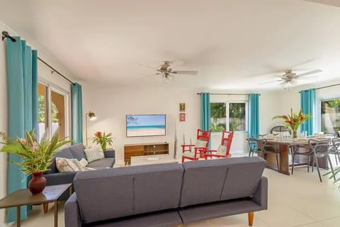 New 3-bed on Hip Strip, Beach access, Sleeps 8 Haus in Montego Bay
