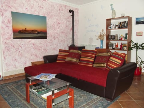 Photo of the whole room, Decorative detail