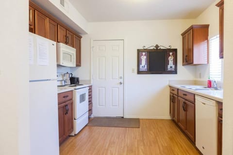 U5 - Welcoming 2-Story 2 BR & 2 BA in DT PHX with pkg Apartment in Phoenix