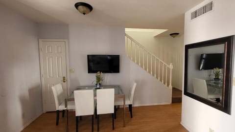 U5 - Welcoming 2-Story 2 BR & 2 BA in DT PHX with pkg Apartment in Phoenix