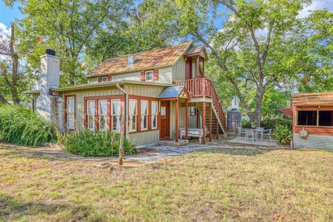 Cosmos Cottage House in Fredericksburg