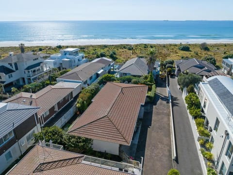 Seaside Beach Retreat - Outdoor living House in Tauranga