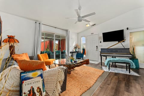 Communal lounge/ TV room, Communal lounge/ TV room, TV and multimedia, Coffee/tea facilities, Living room, Lobby or reception, Decorative detail, Seating area, Evening entertainment, Entertainment, fireplace