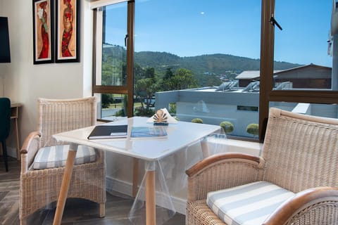 Day, View (from property/room), Seating area, Dining area, Mountain view, Quiet street view