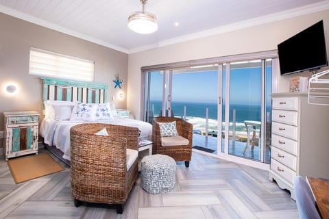 Bed, TV and multimedia, View (from property/room), Balcony/Terrace, Photo of the whole room, Seating area, Bedroom, Sea view